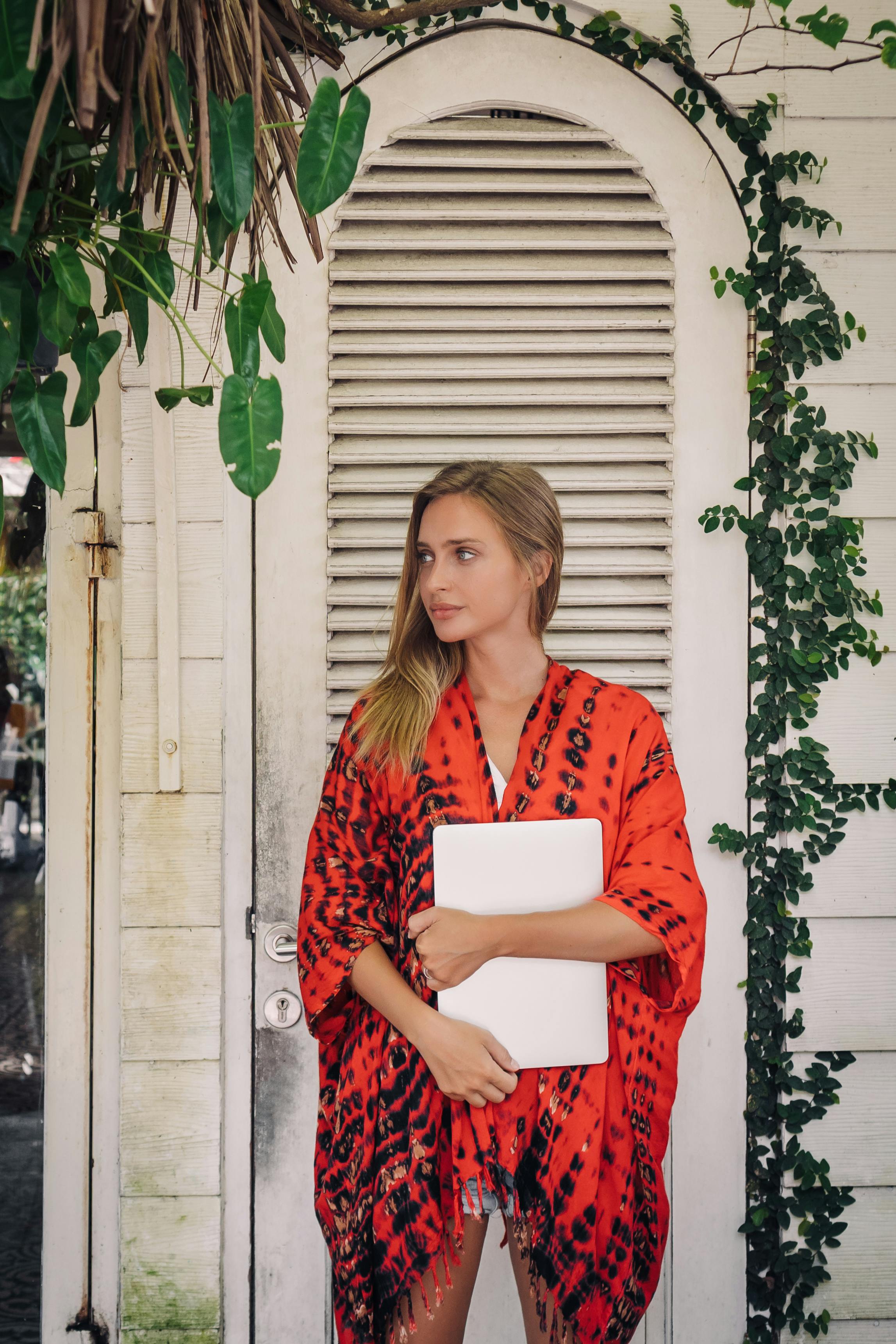 Жінка сидить біля вікна і дивиться на дощ, символізуючи внутрішні переживання