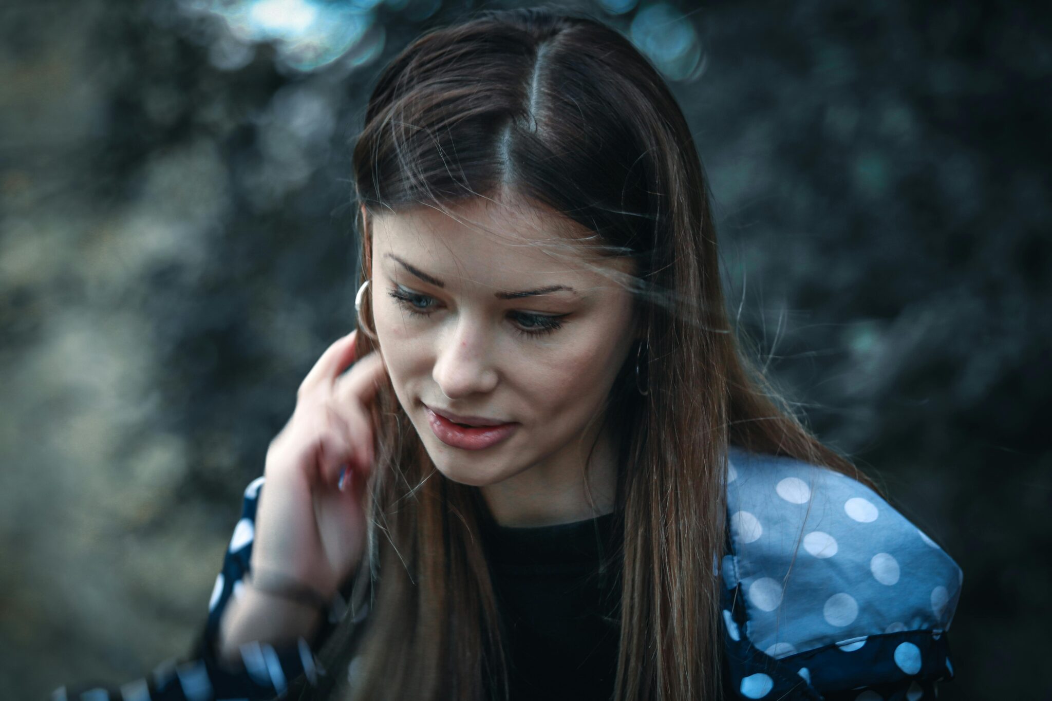 Дві людини тримаються за руки, висловлюючи підтримку та відновлення зв'язку.