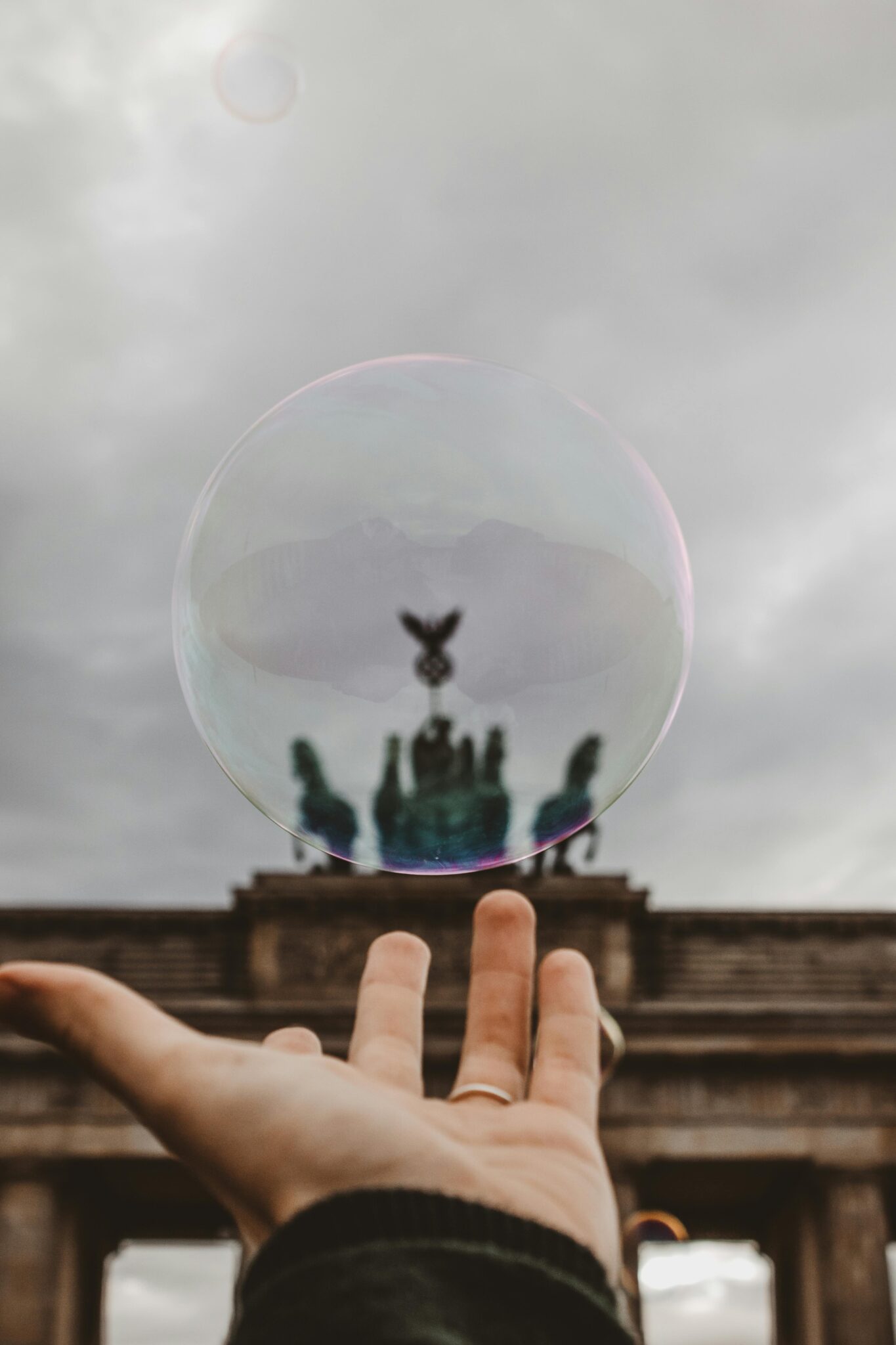 Паросток росте з горщика з монетами, символізуючи зростання доходу