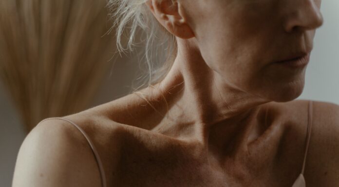Техношия: як звичка дивитися в смартфон нищить ваш овал обличчя і що з цим робити вже сьогодні